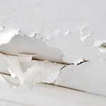 Peinture écaillée sur un mur intérieur