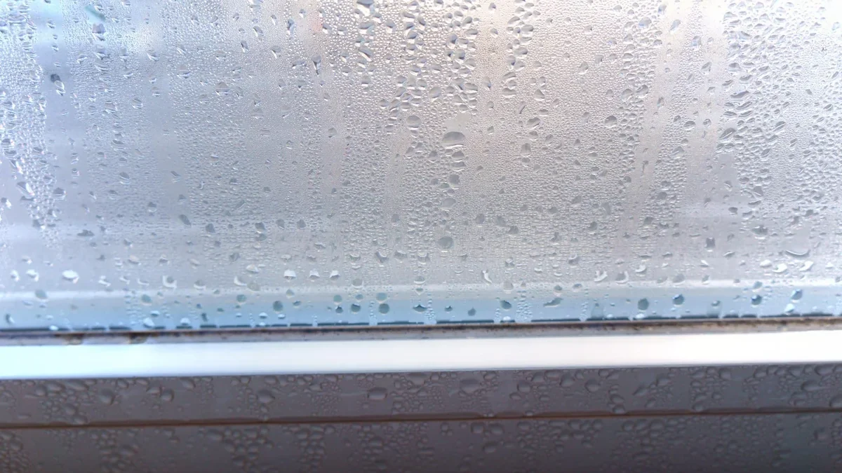 Condensation visible sur une vitre