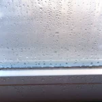 Condensation visible sur une vitre