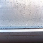 Condensation visible sur une fenêtre